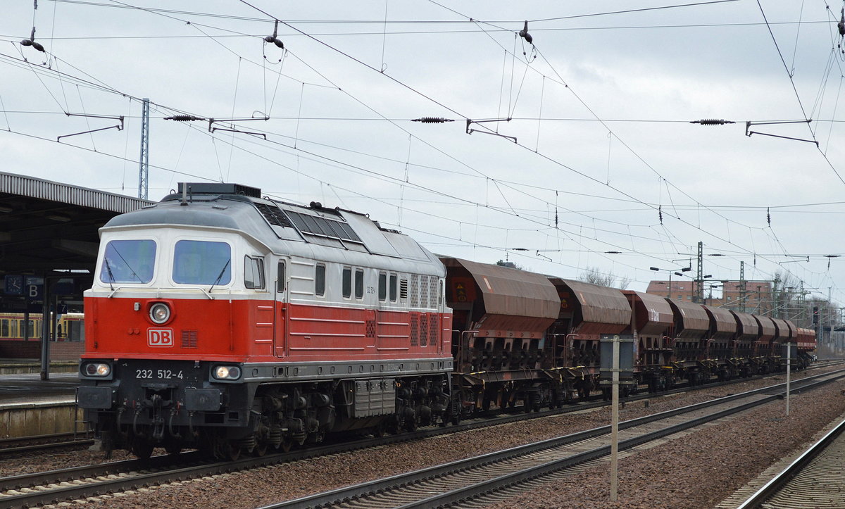 232 512-4 mit einigen Schüttgutwagen Richtung Industrieübergabe Nordost in Berlin am 20.03.17 Bf. Flughafen Berlin-Schönefeld.