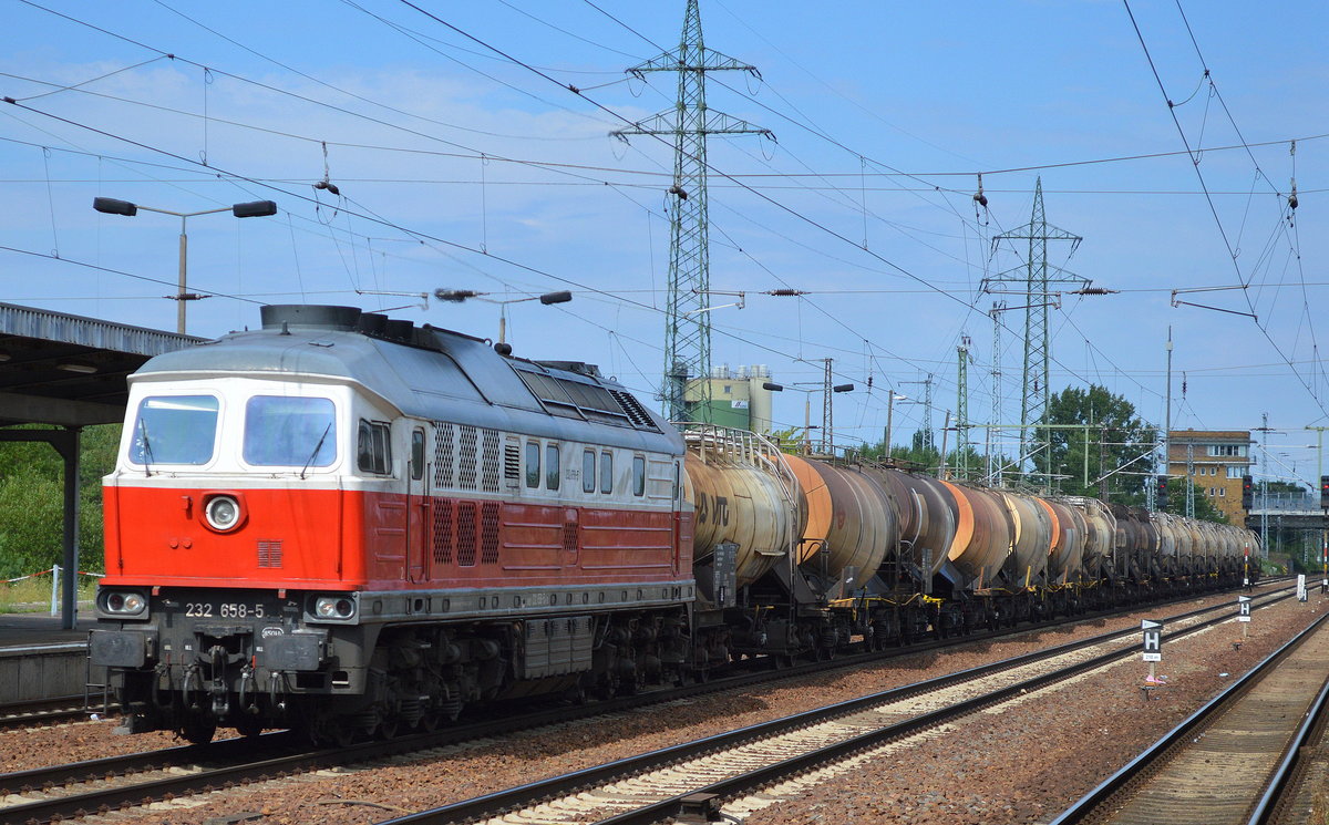 232 658-5 mit einem Ganzzug Knickkesselwagen am 13.07.16 Bf. Flughafen Berlin-Schönefeld. 