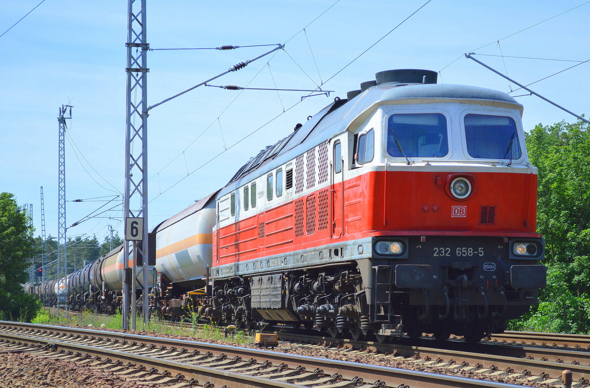 232 658-5 mit Kesselwagenzug (leer) Richtung Stendell am 15.06.17 Berlin-Wuhlheide.