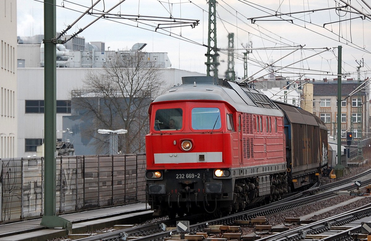 232 669-2 mit Ganzzug Schiebewandwagen (Papier und Kartonagen) Richtung Nordosten, 09.01.14 Berlin-Wedding.