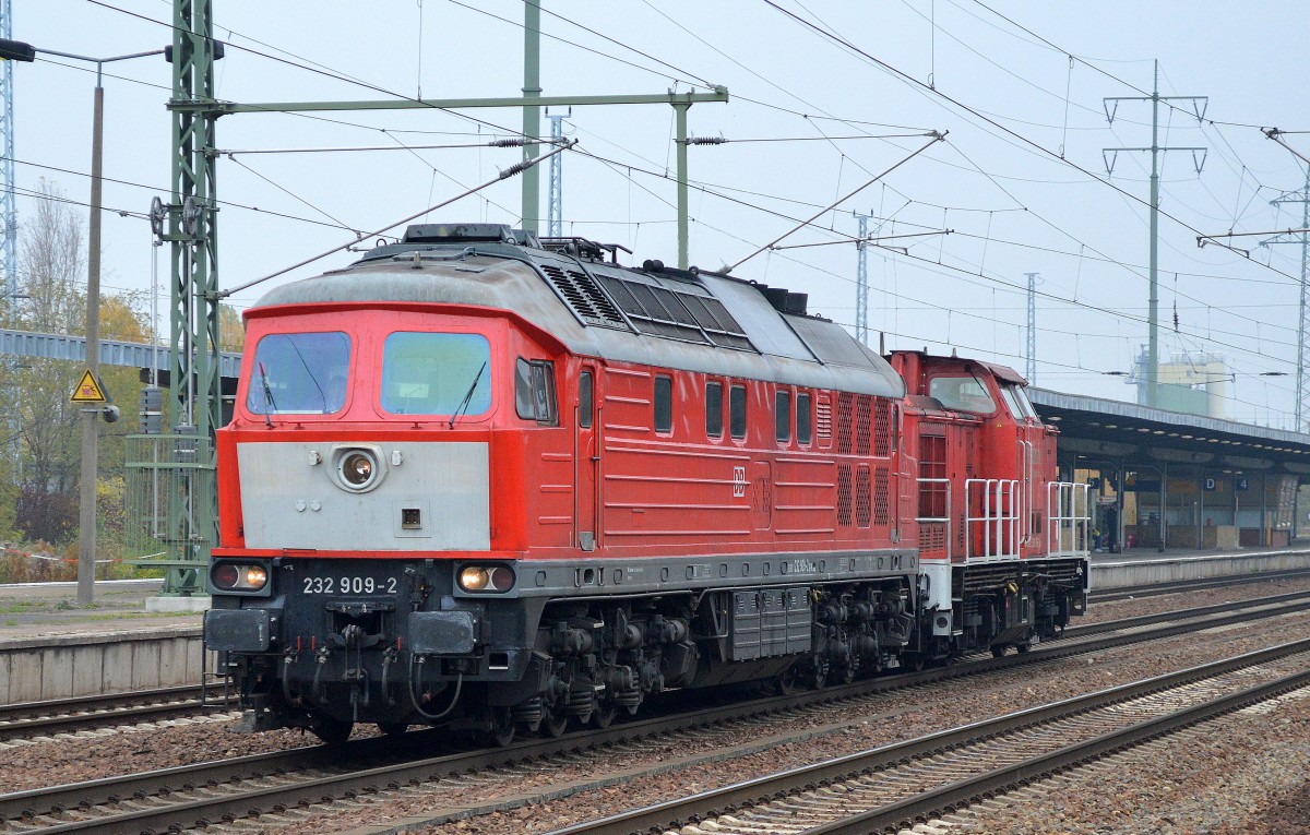 232 909-2 mit 298 316-1 am Haken am 30.10.15 Durchfahrt Flughafen Berlin-Schönefeld.