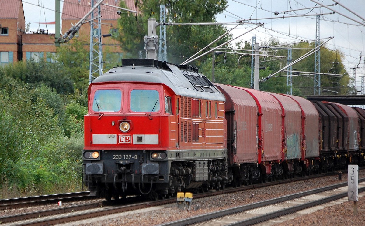 233 127-0 mit G�terzug f�r Stahlprodukte bei der Durchfahrt im Bhf. Flughafen Berlin-Sch�nefeld, 04.09.13