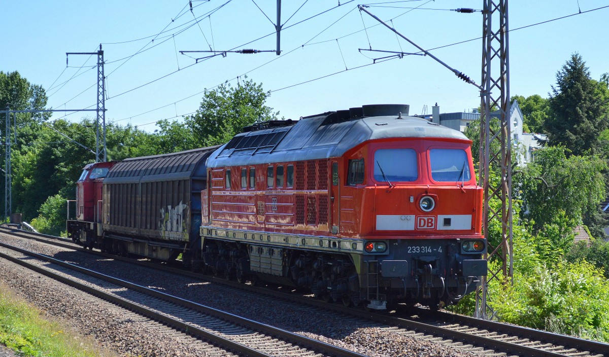 233 314-4 und ein Schiebewandwagen am Haken von 298 308-8 am 11.06.15 Röntgental bei Berlin