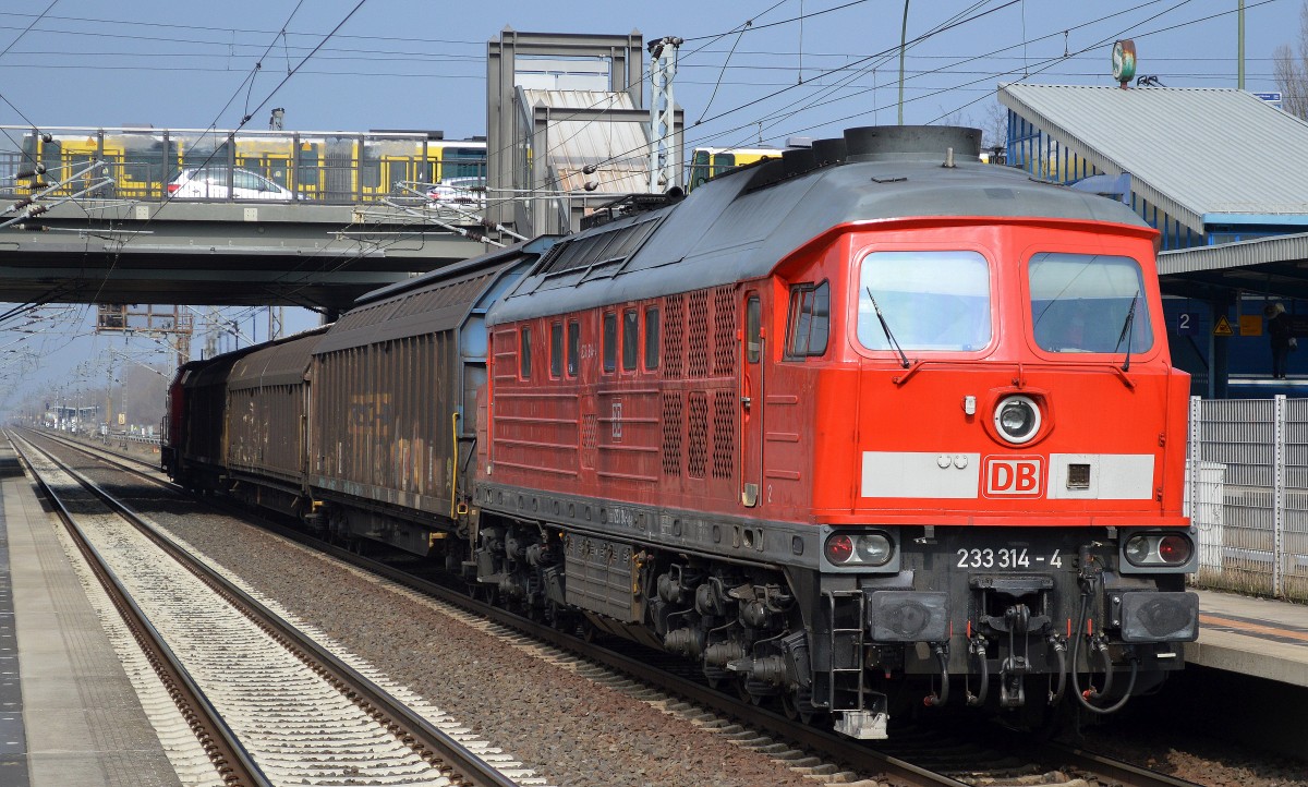 233 314-4 mit gemischtem Güterzug am 24.03.15 Berlin-Hohenschönhausen.