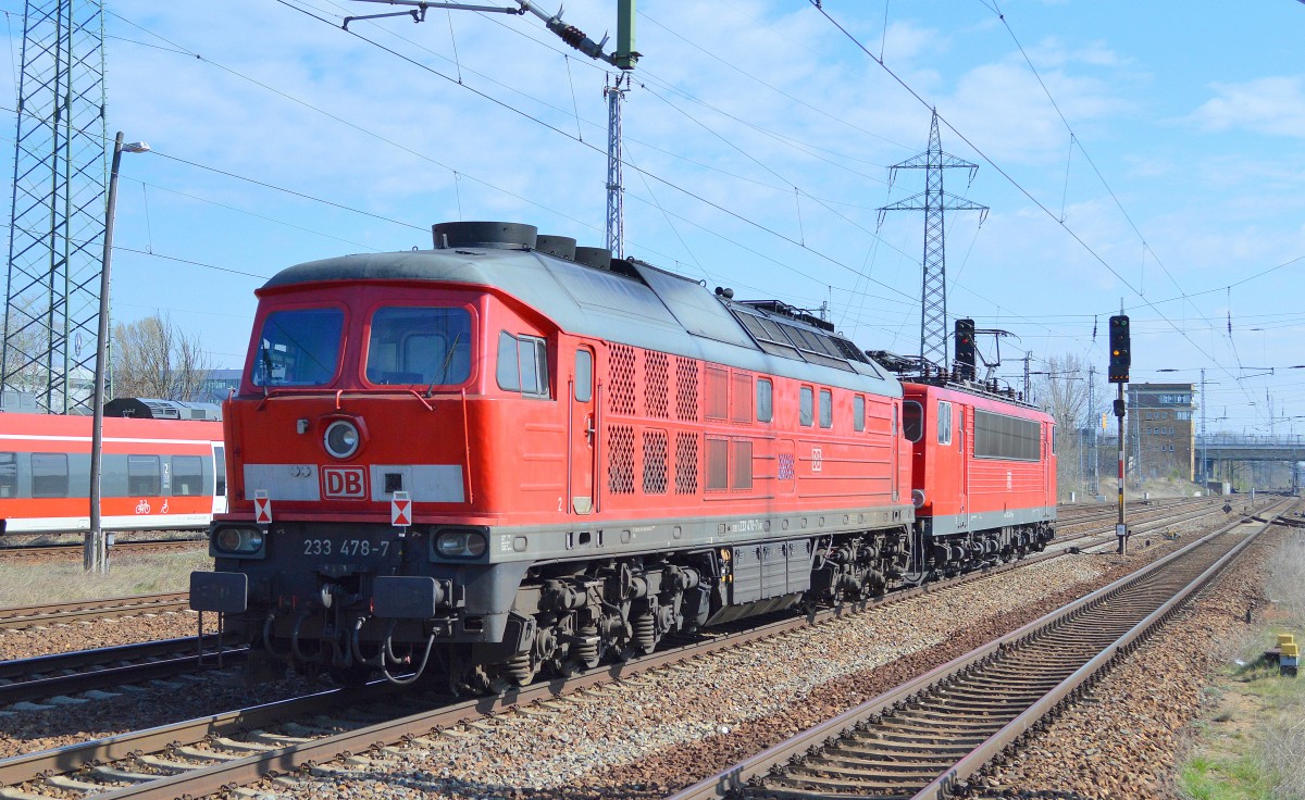 233 478-7 am Haken von 155 243-9 am 15.04.15 Bhf. Flughafen Berlin-Schönefeld.