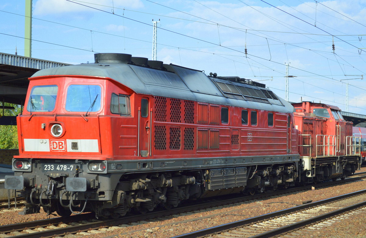 233 478-7 mit 298 316-1 am Haken am 21.09.16 Durchfahrt Bf. Flughafen Berlin-Schönefeld.