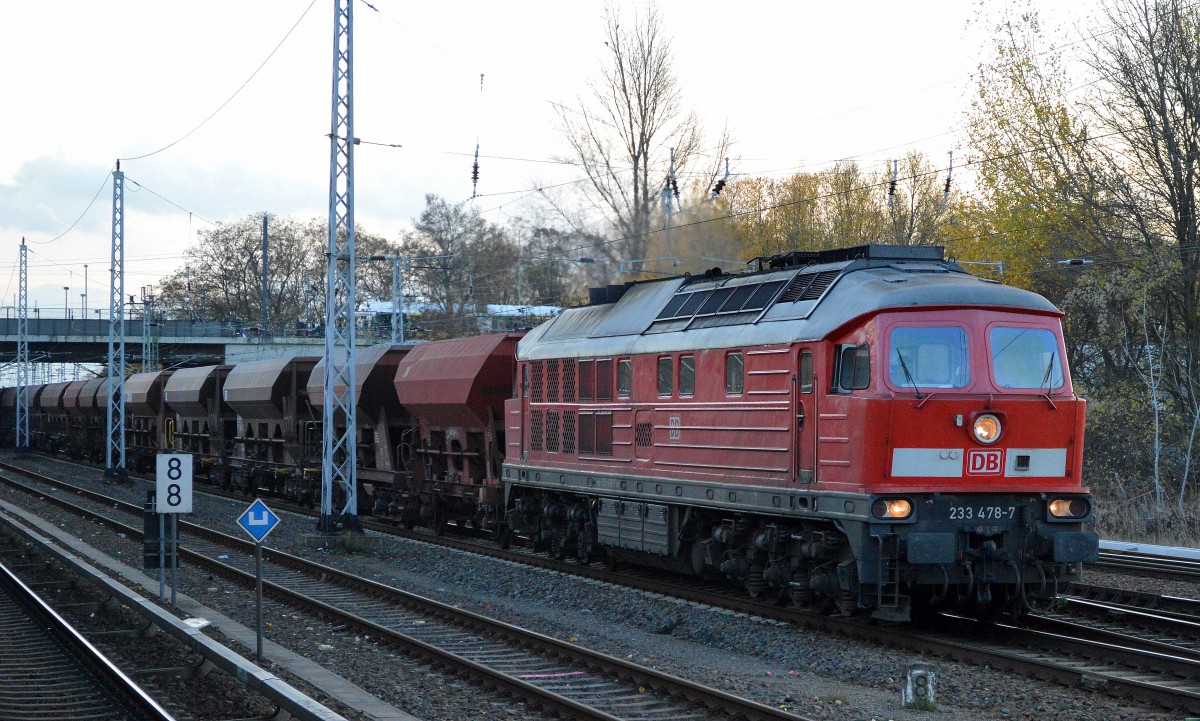 233 478-7 mit einem Ganzzug Schüttgutwagen mit Schotter beladen am 12.11.15 Berlin-Springpfuhl.