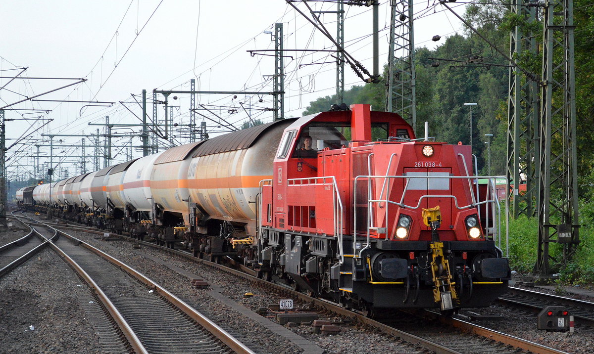 261 038-4 mit gemischtem Güterzug bei einer Übergabefahrt am 20.06.17 Bf. Hamburg-Harburg.