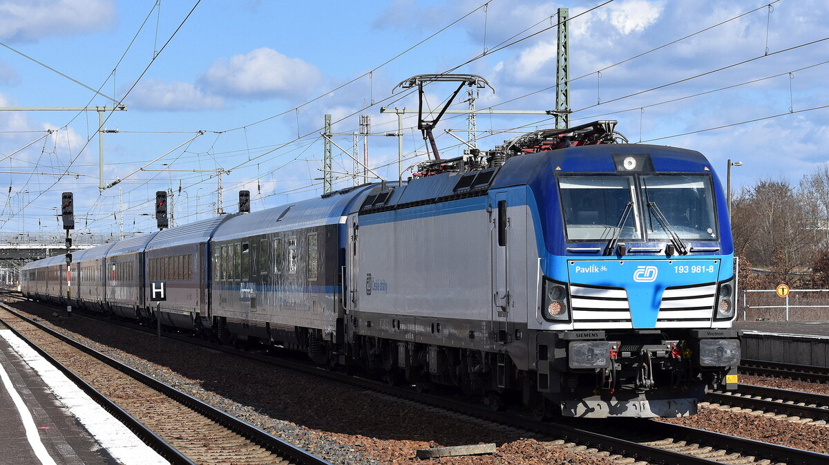 ČD - České dráhy a.s., Praha [CZ] mit der geleasten RSL - Rolling Stock Lease s.r.o.  193 981-8 , Name:  Pavlik  [NVR-Nummer: 91 80 6193 981-8 D-RAILL] und einem EC Richtung Prag aus Richtung Berlin Hbf. kommend am 17.03.25 Höhe Bahnhof Schönefeld b. Berlin.