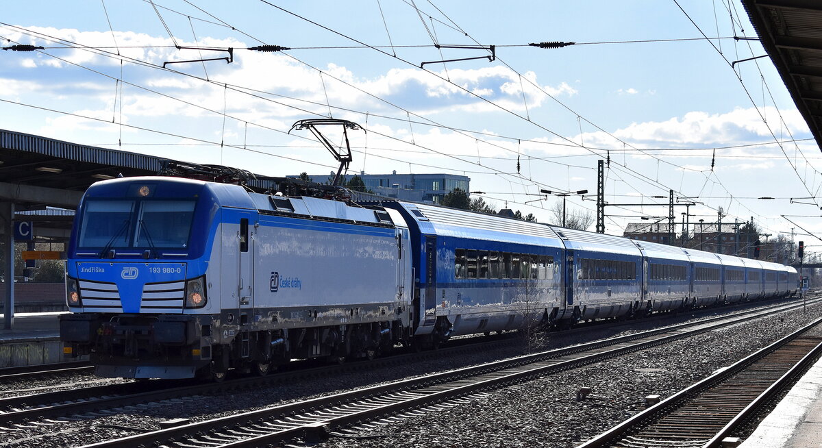ČD - České dráhy a.s., Praha [CZ] mit der geleasten RSL - Rolling Stock Lease s.r.o. Vectron  193 980-0  Name:  Jindriska  [NVR-Nummer: 91 80 6193 980-0 D-RAILL] und einem EC aus Prag Richtung Berlin Hbf. am 17.03.25 Höhe Bahnhof Schönefeld b. Berlin. 