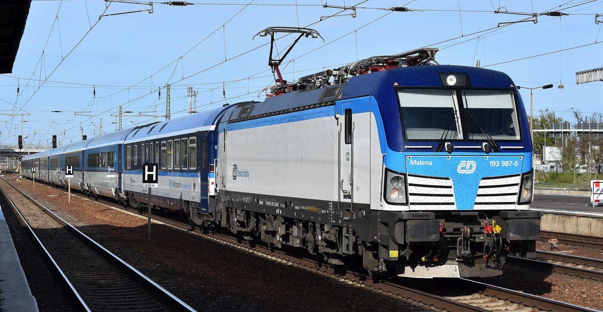 ČD - České dráhy a.s., Praha [CZ] mit der geleasten RSL Vectron  193 987-5 , Name:  Malena  [NVR-Nummer: 91 80 6193 987-5 D-RAILL] und einem EC Richtung Prag am 16.04.25 Höhe Bahnhof Schönefeld b. Berlin.