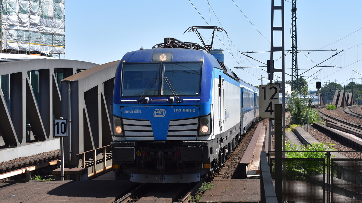 ČD - České dráhy a.s., Praha [CZ] mit der geleasten Rolling Stock Lease s.r.o. Vectron  193 980-0 , Name:  Jindřiška  [NVR-Nummer: 91 80 6193 980-0 D-RAILL] und EC aus Prag nach Hamburg bei der Einfahrt Bahnhof Berlin-Spandau am 12.06.25
