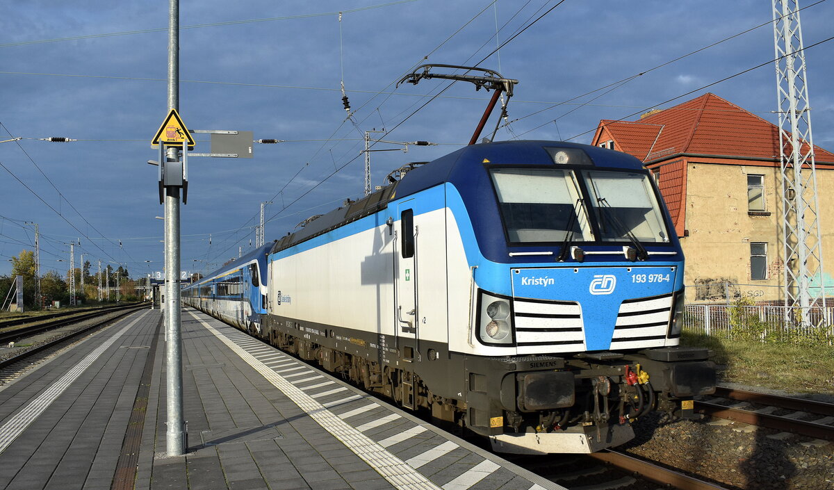 ČD - České dráhy a.s., Praha [CZ] mit der geleasten Rolling Stock Lease s.r.o., Vectron  193 978-4 ,Name:  Kristýn  [NVR-Nummer: 91 80 6193 978-4 D-RAILL] und einem EC Richtung Prag am 20.10.25 Durchfahrt Bahnhof Elsterwerda.