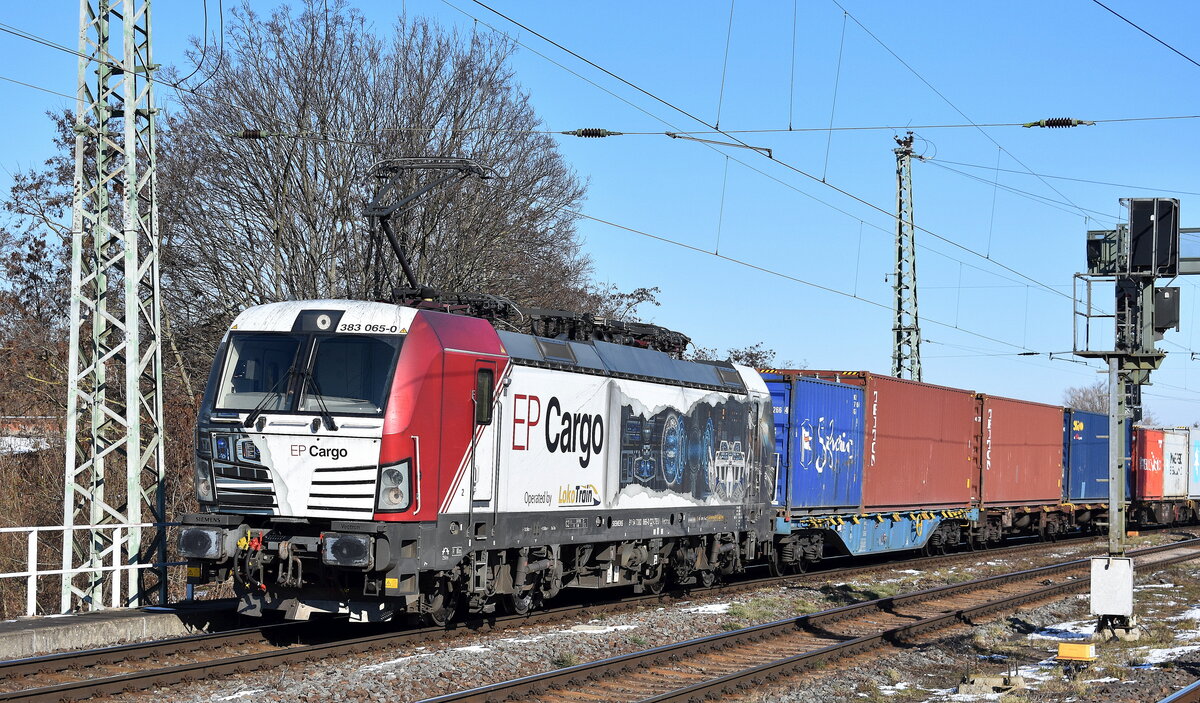 ČD Cargo, a.s., Prag [CZ] mit der geleasten EP Cargo Invest, a.s., Praha Vectron  383 065-0  [NVR-Nummer: 91 54 7383 065-0 CZ-LTEU] und einem Containerzug am 18.02.25 Höhe Bahnhof Magdeburg-Neustadt.