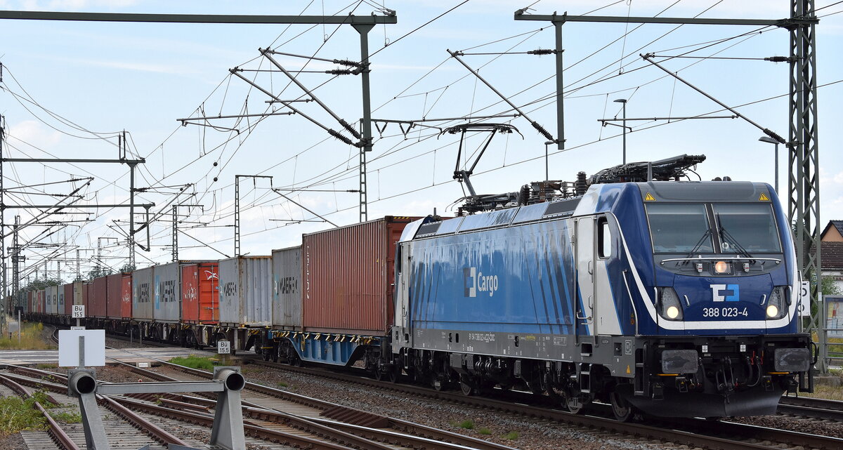  ČD Cargo a.s., Praha [CZ] mit ihrer  388 023-4  [NVR-Nummer: 91 54 7388 023-4 CZ-CDC] und einem Containerzug am 23.06.25 Höhe Bahnhof Rodleben.