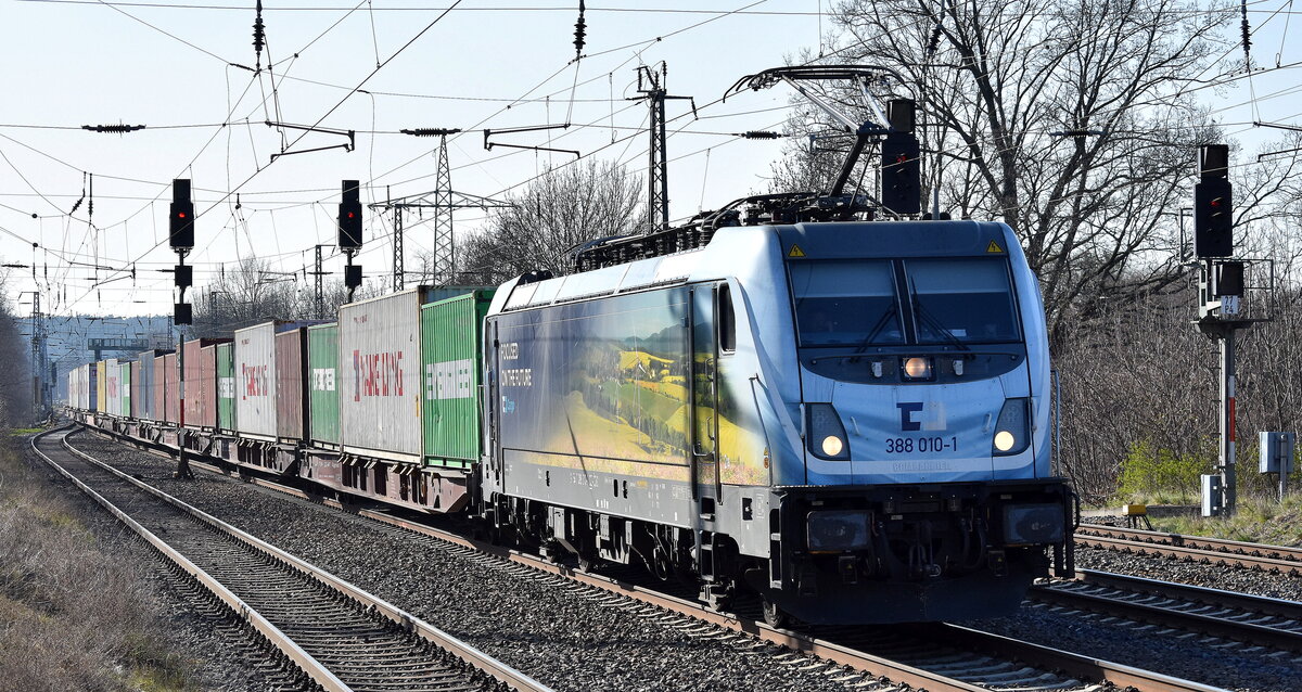ČD Cargo a.s., Praha [CZ] mit ihrer  388 010-1  [NVR-Nummer: 91 54 7388 010-1 CZ-ČDC] und einem Containerzug am 02.04.25 Höhe Bahnhof Saarmund.