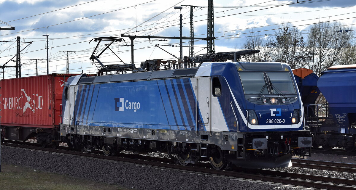 ČD Cargo a.s., Praha [CZ] mit ihrer  388 020-0  [NVR-Nummer: 91 54 7388 020-0 CZ-CDC] und einem Containerzug am 01.04.25 Höhe Bahnhof Magdeburg Hbf.