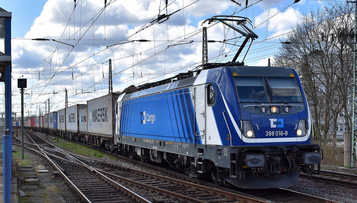 ČD Cargo a.s., Praha [CZ] mit ihrer  388 016-8  [NVR-Nummer: 91 54 7388 016-8 CZ-CDC] und einem Containerzug am 01.04.25 Höhe Bahnhof Magdeburg-Neustadt.