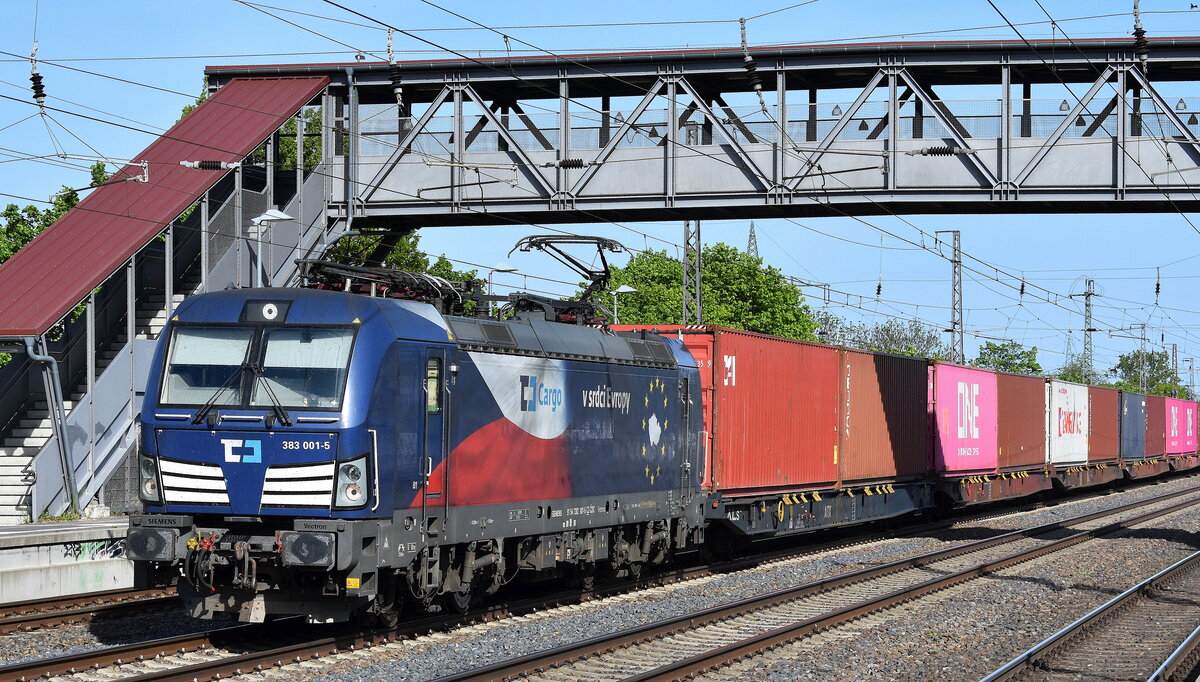 ČD Cargo a.s., Praha [CZ] mit ihrer Vectron  383 001-5  [NVR-Nummer: 91 54 7383 001-5 CZ-CDC] und einem Containerzug am 29.04.25 Höhe Bahnhof Saarmund.