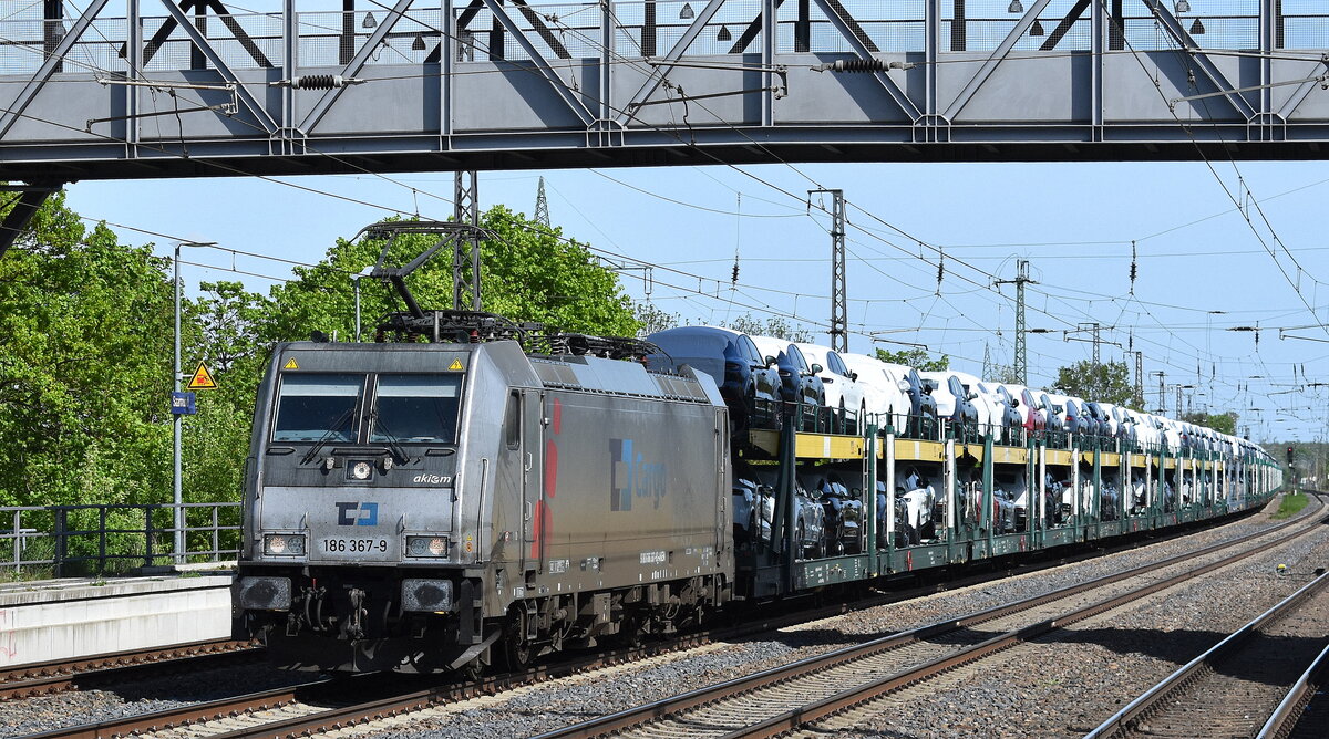 ČD Cargo a.s., Praha [CZ] mit der geleasten Akiem Lok  186 367-9  [NVR-Nummer: 91 80 6186 367-9 D-AKIEM] und einem PKW-Transportzug (fabrikneue AUDI Modelle) am 29.04.25 Höhe Bahnhof Saarmund. Viele Grüße an den Tf. !!!