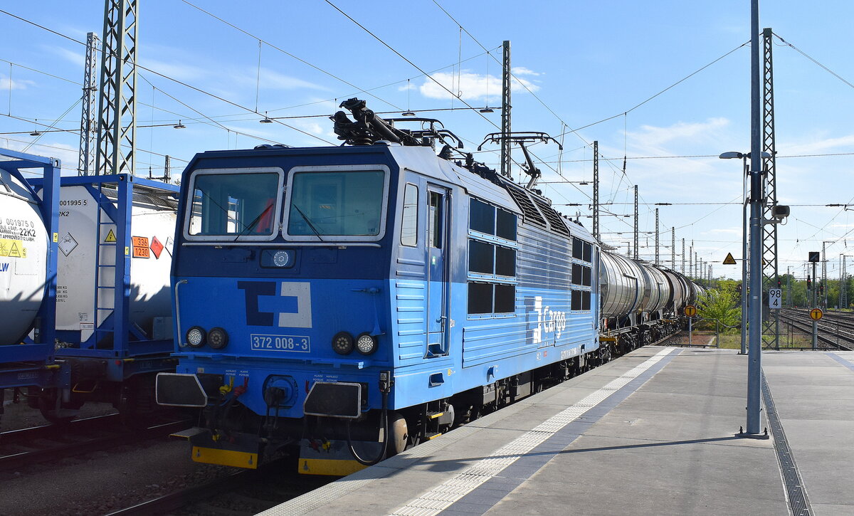 ČD Cargo a.s., Praha [CZ] mit ihrer  372 008-3  (NVR:  CZ-CDC 91 54 7 372 008-3 ) am 07.05.25 mit einem gemischten Güterzug Durchfahrt Bahnhof Ruhland.