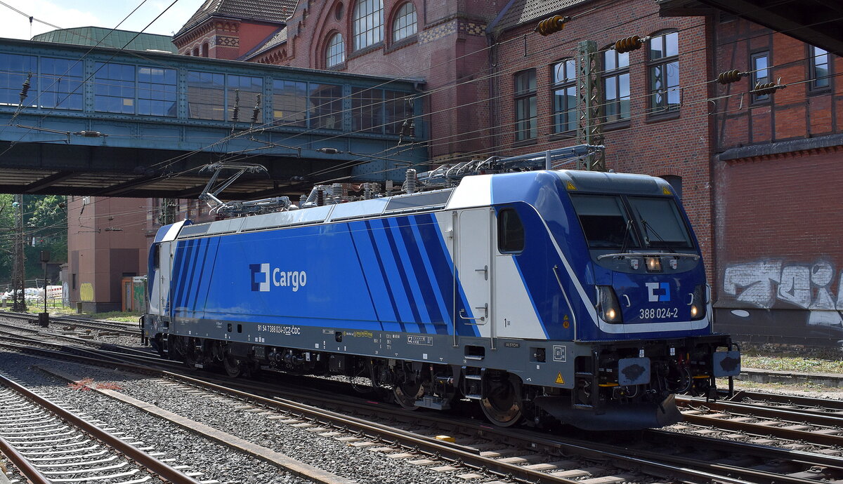 ČD Cargo a.s., Praha [CZ] mit ihrer  388 024-2  [NVR-Nummer: 91 54 7388 024-2 CZ-CDC] holt einen Kesselwagenzug für Dieselkraftstoff im Hamburger Hafen ab am 20.05.25 Höhe Bahnhof Hamburg-Harburg.