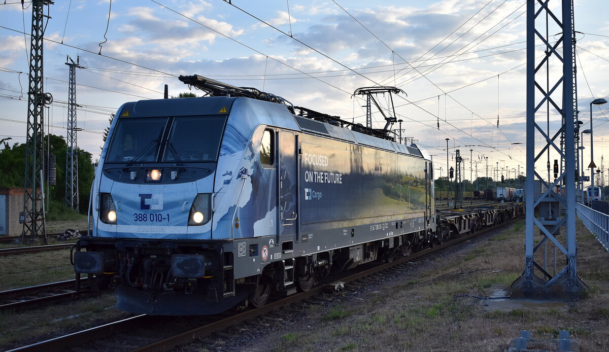 ČD Cargo a.s., Praha [CZ] mit ihrer  388 010-1  [NVR-Nummer: 91 54 7388 010-1 CZ-ČDC] und einem Containerzug am Abend des 20.05.25 Durchfahrt Stendal Hbf.