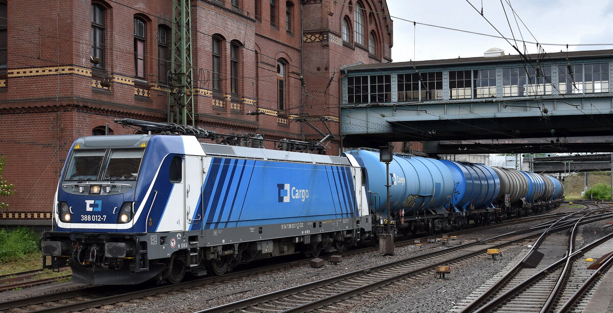 ČD Cargo a.s., Praha [CZ] mit ihrer  388 012-7  [NVR-Nummer: 91 54 7388 012-7 CZ-CDC] verlässt mit einem Kesselwagenzug (Dieselkraftstoff) den Hamburger Hafen am 27.05.25 Höhe Bahnhof Hamburg-Harburg.