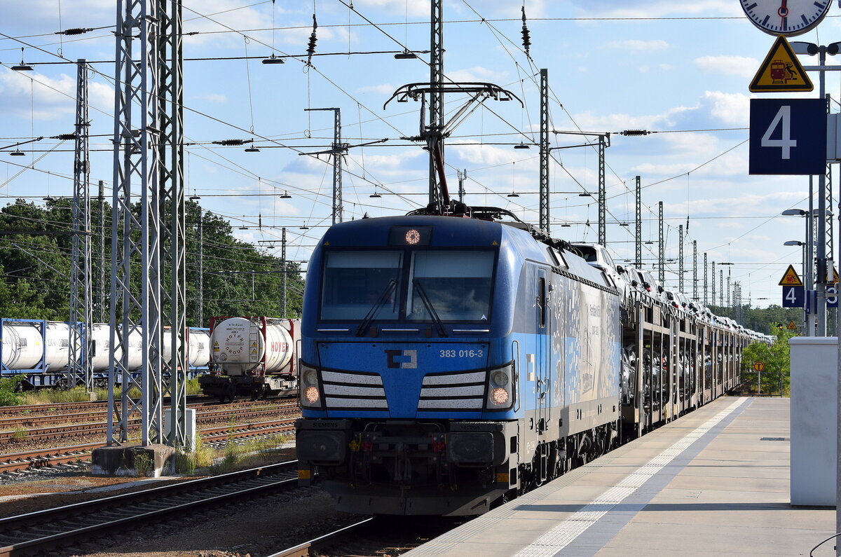 ČD Cargo a.s., Praha [CZ] mit ihrer Vectron  383 016-3  [NVR-Nummer: 91 54 7383 016-3 CZ-CDC] und einem PKW-Transportzug am 19.06.25 Durchfahrt Bahnhof Ruhland.
