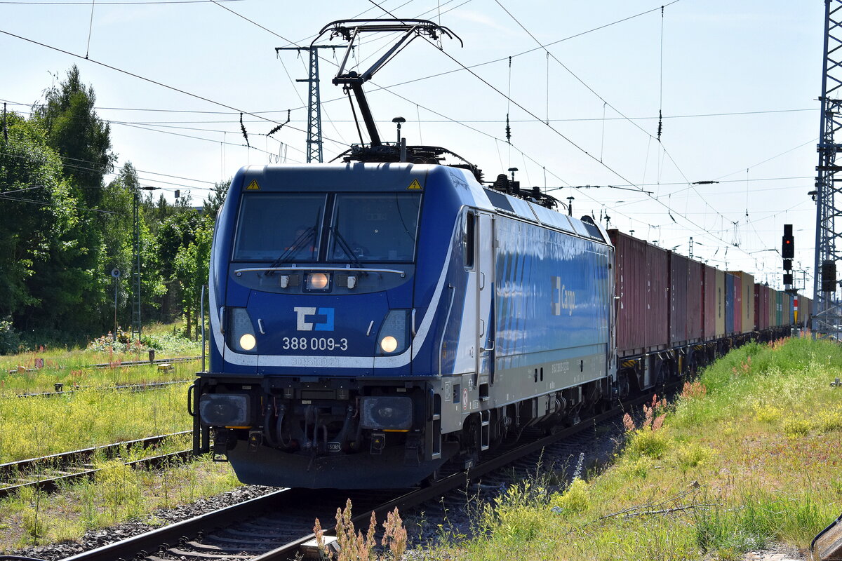 ČD Cargo a.s., Praha [CZ]  mit ihrer  388 009-3  [NVR-Nummer: 91 54 7388 009-3 CZ-ČDC] und einem Containerzug am 20.06.25Durchfahrt Bahnhof Stendal Hbf.