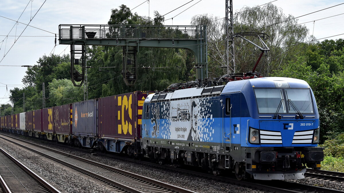 ČD Cargo a.s., Praha [CZ] mit ihrer Vectron  383 019-7  [NVR-Nummer: 91 54 7383 019-7 CZ-CDC] und einem Containerzug am 07.08.25 Höhe S-Bahnhof Dedensen/​Gümmer.
