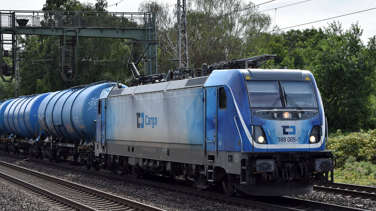 ČD Cargo a.s., Praha [CZ] mit ihrer  388 005-1  [NVR-Nummer: 91 54 7388 005-1 CZ-ČDC] und einem Kesselwagenzug (für Benzin) am 07.08.25 Höhe S-Bahnhof Dedensen/​Gümmer.