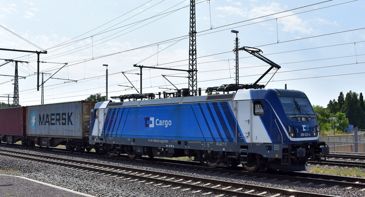 ČD Cargo a.s., Praha [CZ] mit ihrer   388 023-4  [NVR-Nummer: 91 54 7388 023-4 CZ-CDC] und einem Containerzug am 09.08.25 Höhe Bahnhof Magdeburg Hbf.