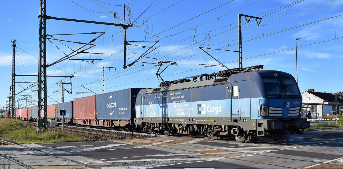 ČD Cargo a.s., Praha [CZ] mit ihrer Vectron  383 007-2  [NVR-Nummer: 91 54 7383 007-2 CZ-CDC] und einem Containerzug am 24.09.25 Höhe Bahnübergang Bahnhof Rodleben.