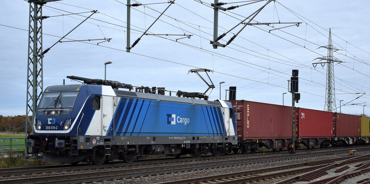 ČD Cargo a.s., Praha [CZ] mit ihrer  388 019-2  [NVR-Nummer: 91 54 7388 019-2 CZ-CDC] und einem Containerzug am 04.11.25 Höhe Bahnhof Rodleben.