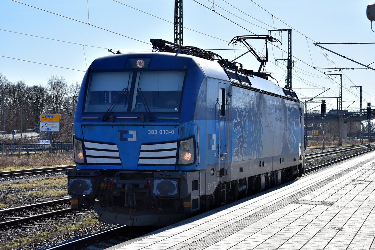 ČD Cargo a.s., Praha [CZ] mit ihrer Vectron  383 013-0  [NVR-Nummer: 91 54 7383 013-0 CZ-ČDC] am 02.03.26 Durchfahrt Bahnhof Lutherstadt Wittenberg Hbf.