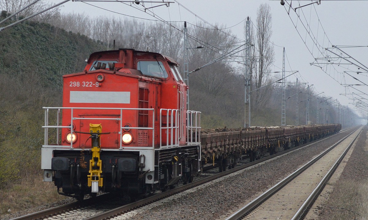 289 322-9 mit einigen Drehgestell-Flachwagen mit alten Betongleisbohlen beladen Richtung Industrieübergabegebiet Berlin Nordost am 10.03.16 Berlin-Hohenschönhausen.