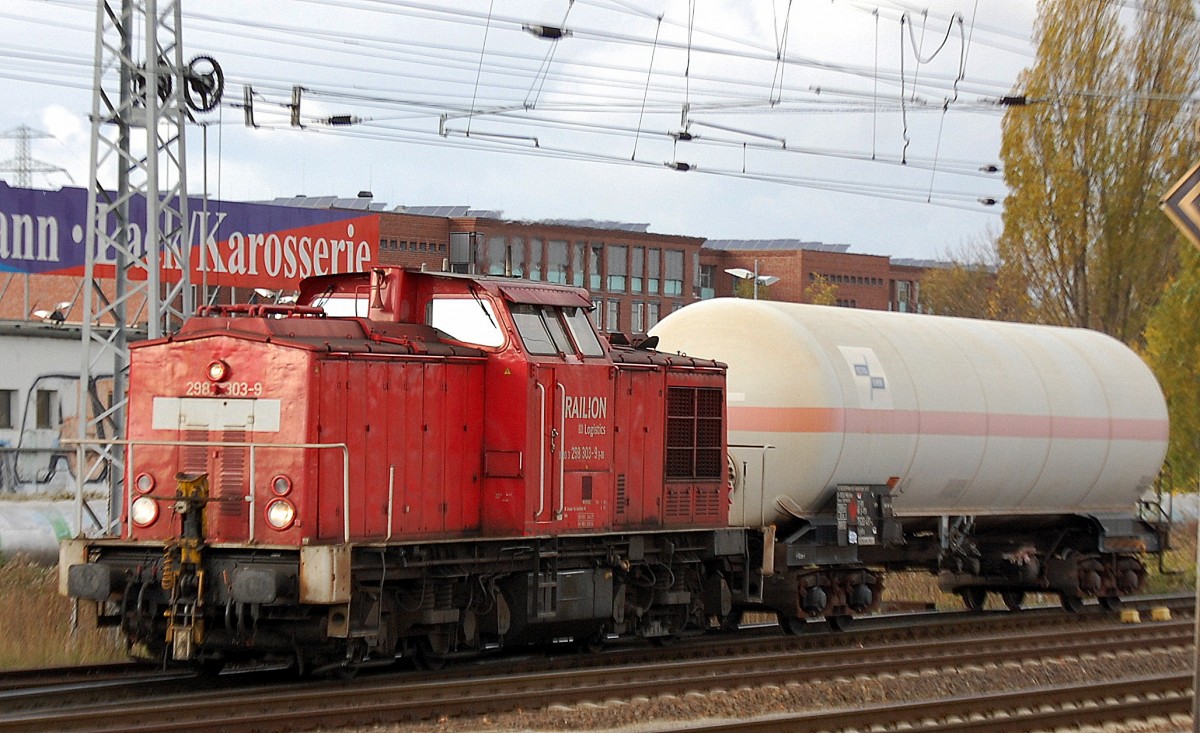 298 303-9 mit einem Gasdruckkesselwagen aug �bergabefahrt am 05.11.13 Berlin-Springpfuhl.