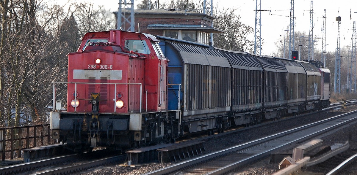298 308-8 mit einigen Schiebewandwagen und 155 245-4 am Ende des Zuges Richtung Bernau, 12.02.14 Berlin-Karow.