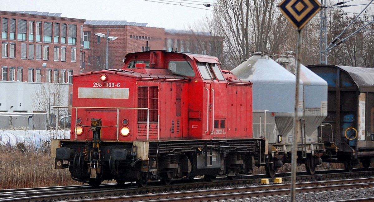 298 309-6 mit Übergabegüterzug am 19.12.13 Berlin-Springpfuhl.