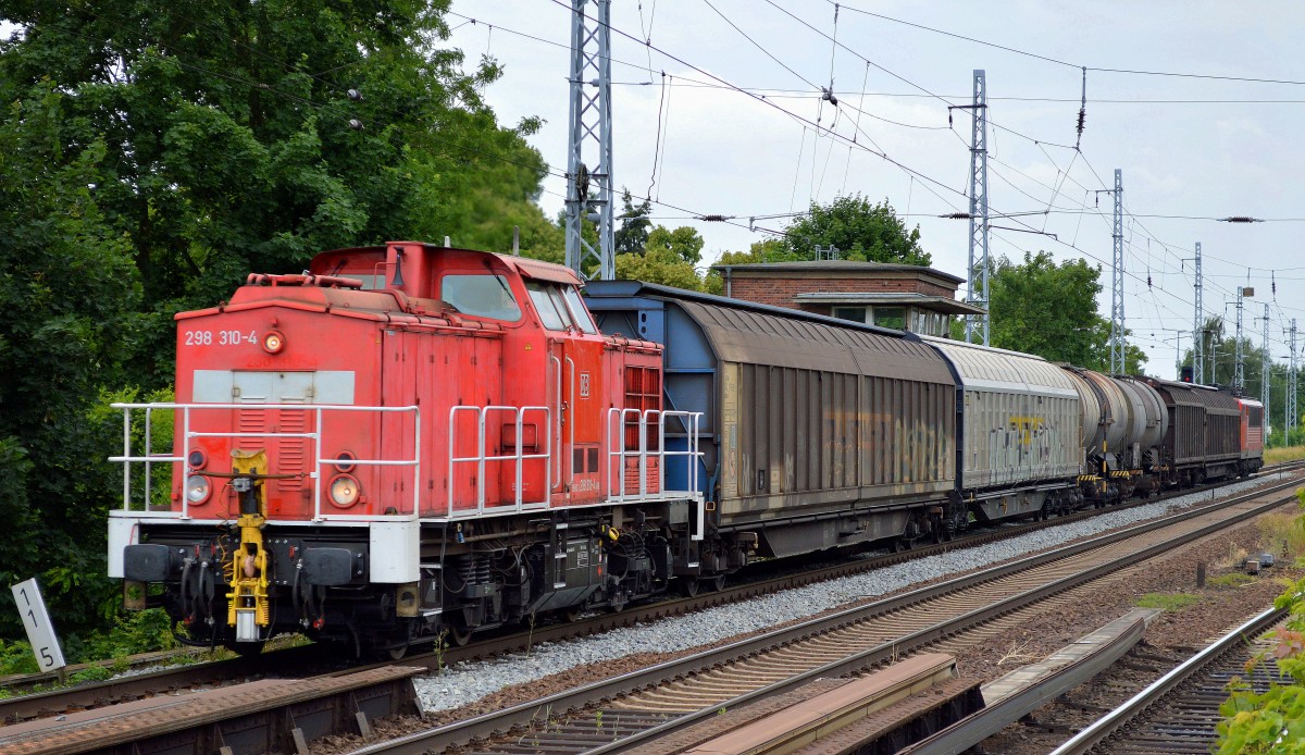 298 310-4 mit gemischtem Güterzug und 155 015-1 hinten am Ende des Zuges am 22.06.15 Berlin-Karow.