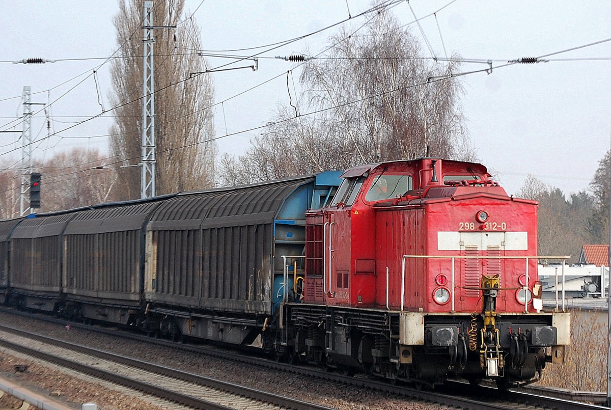 298 312-0 am Ende eines Schiebewandzuges Richtung Schwedt gezogen von 155 096-1 am 27.02.14 Berlin-Karow.