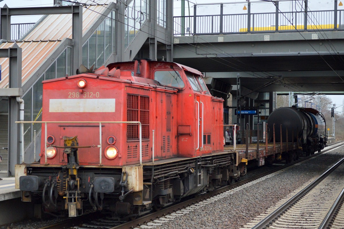 298 312-0 mit einer Übergabefahrt von drei Güterwagen am 16.02.16 Berlin-Hohenschönhausen.