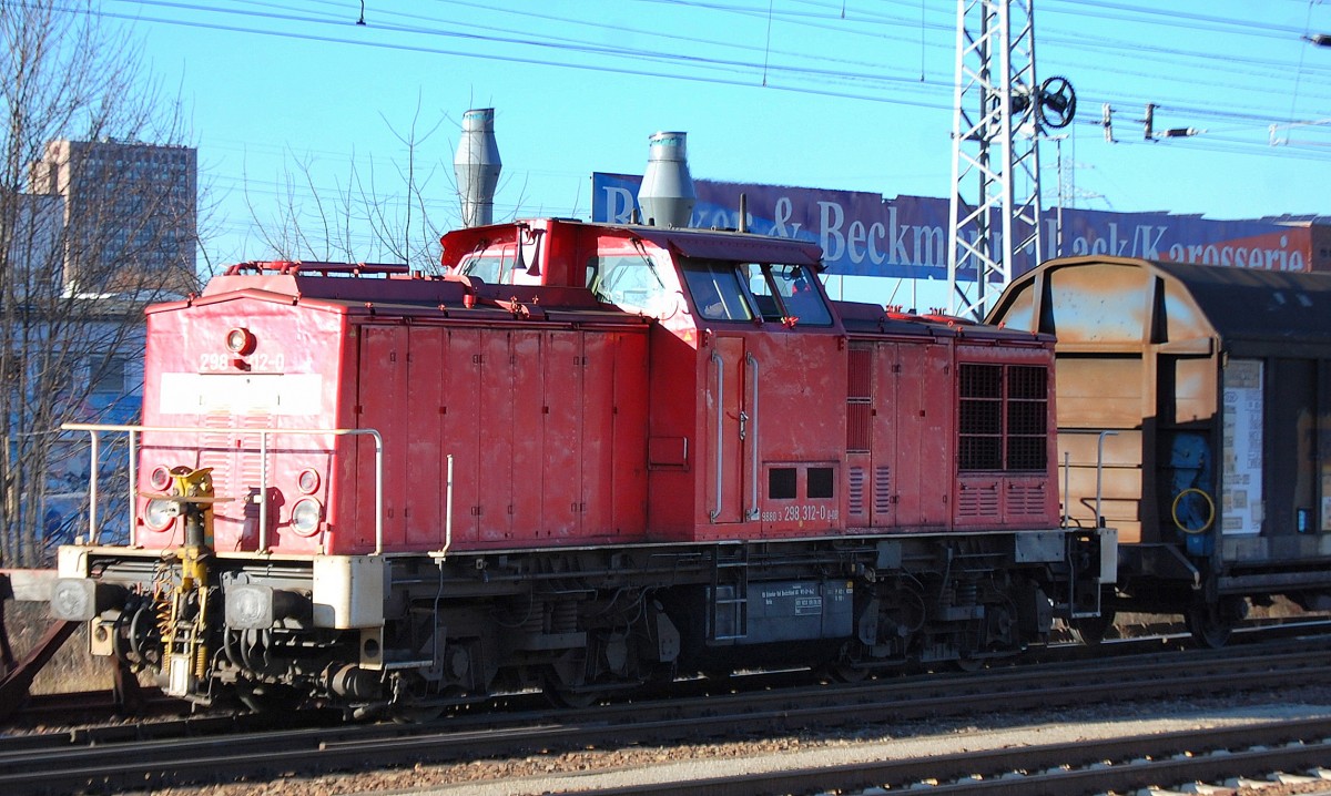 298 312-0 mit Übergabezug ausw drei Schiebewandwagen bestehend am 26.11.13 Berlin-Springpfuhl.