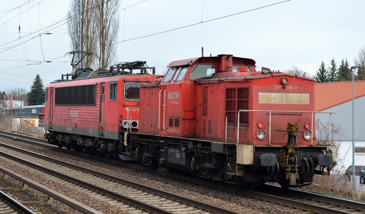 298 316-1 am haken von 155 070-6 am 13.01.15 in Berlin-Karow.