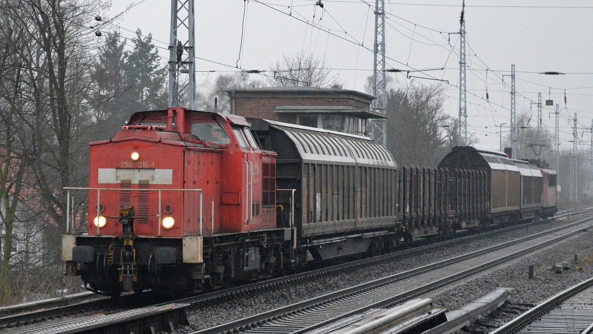 298 316-1 mit einigen Güterwagen und 155 218-1 am Ende Richtung Bernau am 20.01.15 Berlin-Karow.