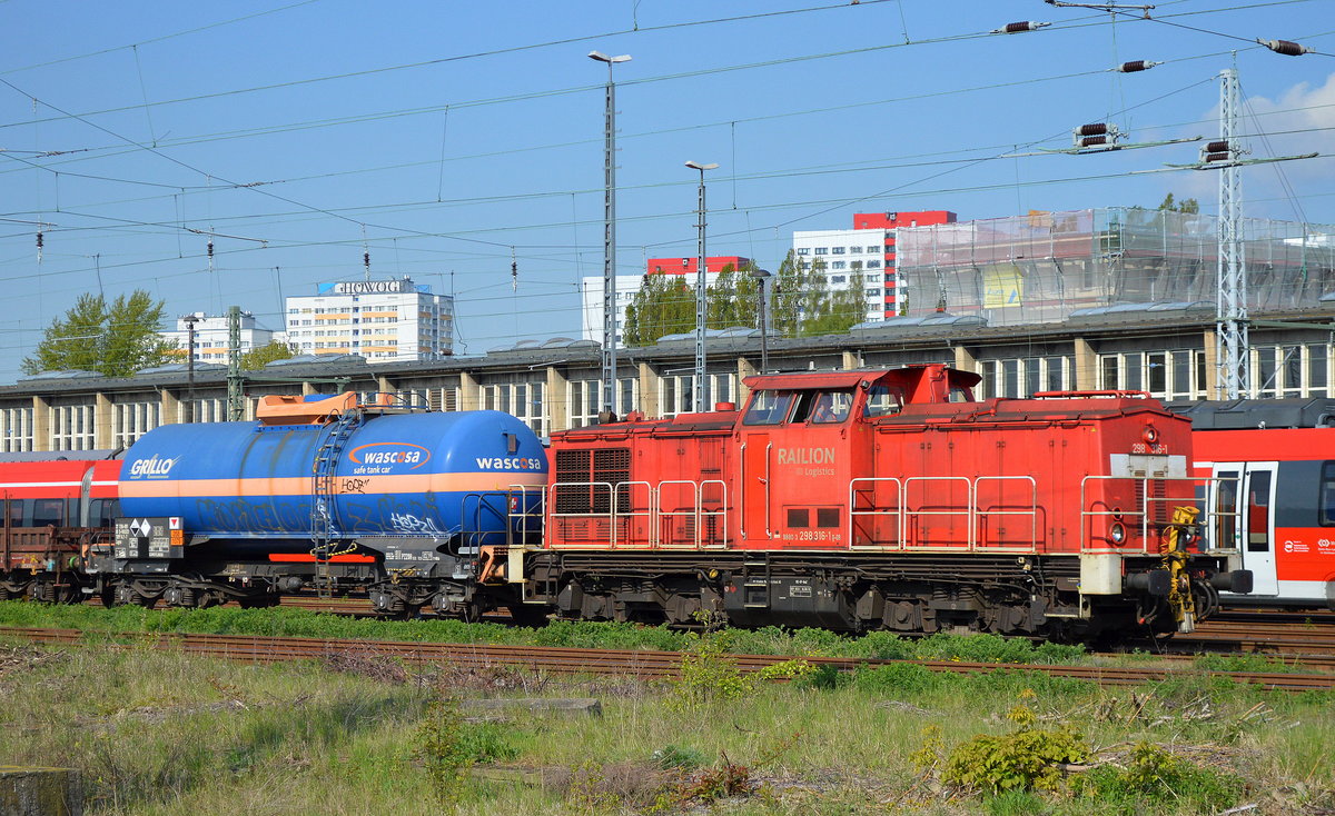 298 316-1 mit Übergabe-Güterzug am 27.04.17 Durchfahrt Bf. Berlin-Lichtenberg.