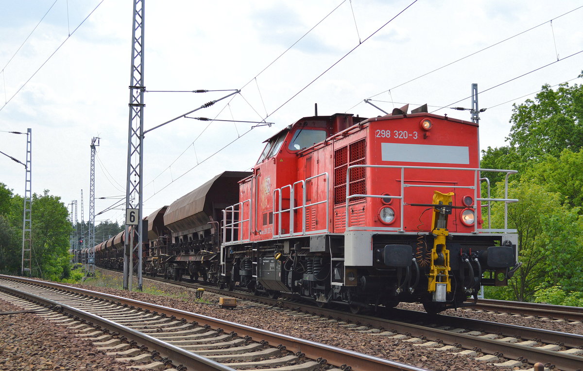298 320-2 mit Schotterzug am 19.05.16 Berlin-Wuhlheide.
