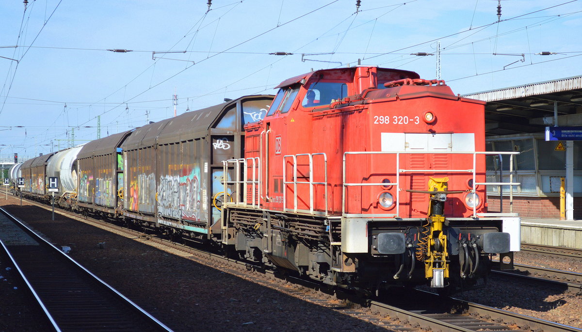 298 320-3 mit einem Übergabezug bei der Durchfahrt Bf. Flughafen Berlin-Schönefeld am 27.06.17 
