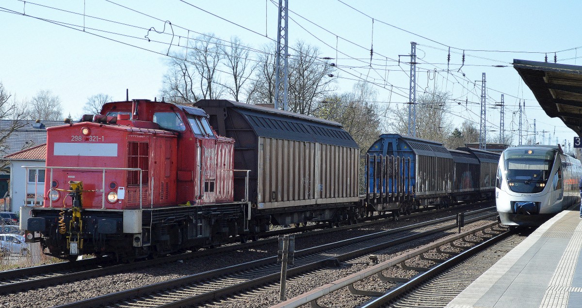 298 321-1 mit gemischtem Güterzug und 155 099-5 am Ende mitdran am 14.04.15 Berlin-Karow.